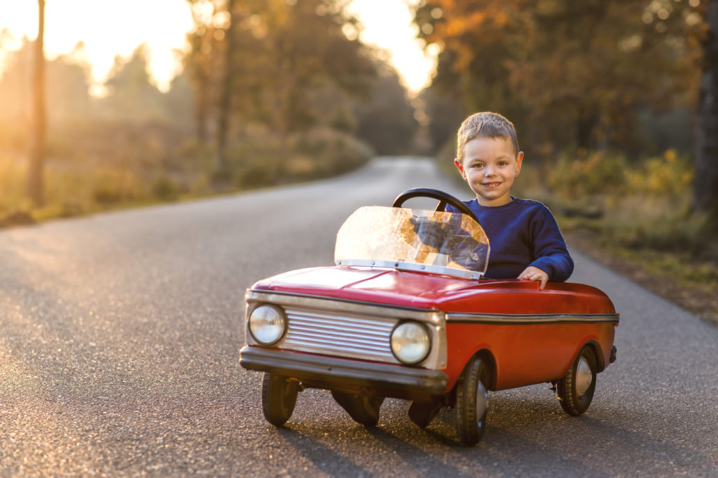 grappig zijn auto onderweg tijdens zonsondergang in de - berlin24finanz